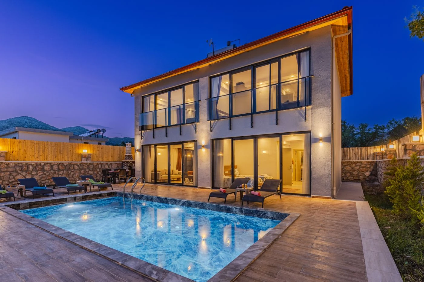Rumah modern dengan taman dan kolam, foto stok ilustrasi